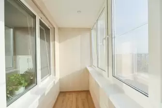 Отделка балкона ламинатом в светлых тонах