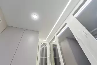  Отделка лоджии ламинатом с боковым окном