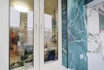 Отделка балкона гибким мрамором с зонированием пространства