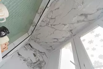 Отделка балкона гибким мрамором с зонированием пространства