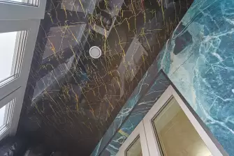 Отделка балкона гибким мрамором с зонированием пространства