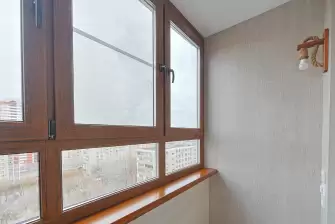 Отделка балкона ламинатом с остеклением