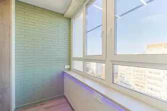 Отделка стеновым паркетом балкона с остеклением