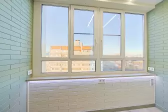 Отделка стеновым паркетом балкона с остеклением