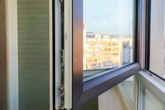 Отделка стеновым паркетом балкона с остеклением