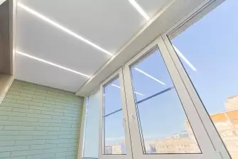 Отделка стеновым паркетом балкона с остеклением