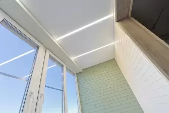 Отделка стеновым паркетом балкона с остеклением