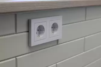 Отделка стеновым паркетом балкона с остеклением