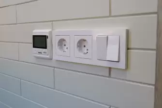 Отделка стеновым паркетом балкона с остеклением