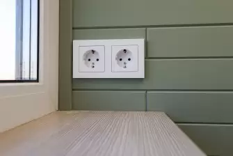 Отделка стеновым паркетом балкона с остеклением