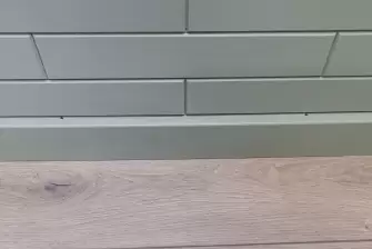 Отделка стеновым паркетом балкона с остеклением