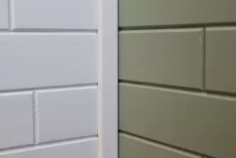 Отделка стеновым паркетом балкона с остеклением