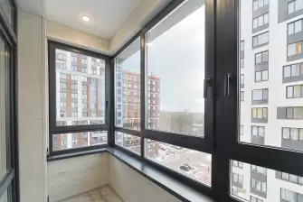 Г-образный тёплый балкон в новостройке под ключ: остекление и отделка