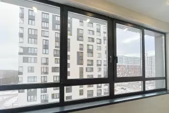 Г-образный тёплый балкон в новостройке под ключ: остекление и отделка