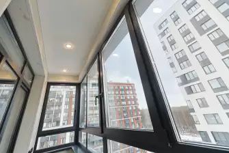 Г-образный тёплый балкон в новостройке под ключ: остекление и отделка