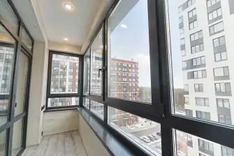 Г-образный тёплый балкон в новостройке под ключ: остекление и отделка