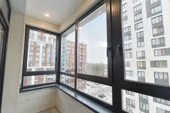 Г-образный тёплый балкон в новостройке под ключ: остекление и отделка