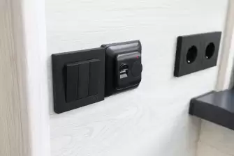 Г-образный тёплый балкон в новостройке под ключ: остекление и отделка