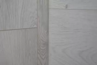 Г-образный тёплый балкон в новостройке под ключ: остекление и отделка