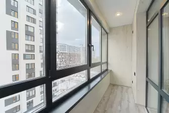 Г-образный тёплый балкон в новостройке под ключ: остекление и отделка