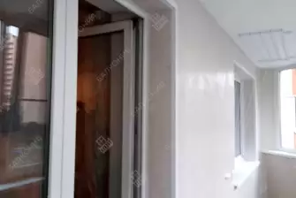 Остекление и отделка балкона Лодочка