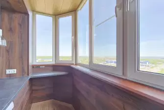 Остекление и отделка балкона Лодочка