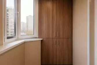 Отделка углового балкона МДФ-панелями под орех — Москва, ул. Академика Янгеля, д. 3, корп. 2