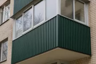 Обшивка углового балкона зелёным профнастилом — Москва, ул. Таллинская, д. 19, корп. 1