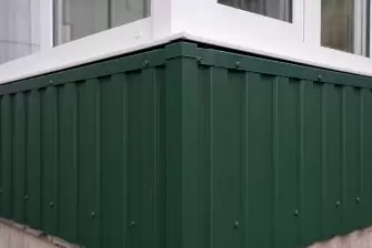 Обшивка углового балкона зелёным профнастилом — Москва, ул. Таллинская, д. 19, корп. 1
