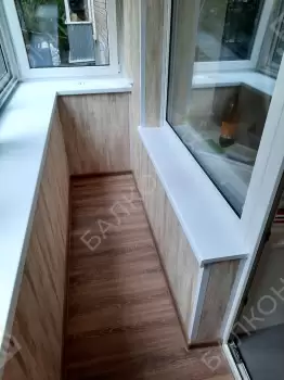 Холодное остекление и отделка П-образного балкона