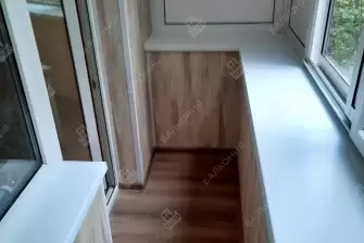 Холодное остекление и отделка П-образного балкона