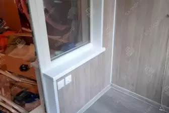 Отделка балкона под ключ ламинатом и натяжным потолком