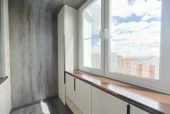 Отделка балкона под ключ ламинатом и натяжным потолком