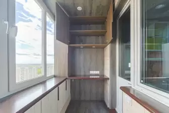 Отделка балкона под ключ ламинатом и натяжным потолком
