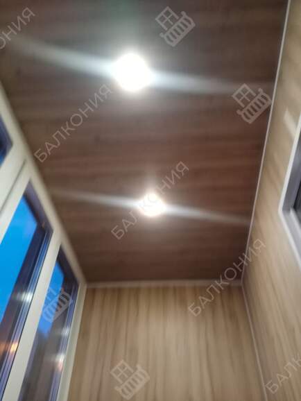 Панорамное остекление балкона и отделка ламинатом и панелями ПВХ