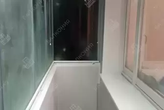 Отделка пола, стен и потолка  балкона разными материалами