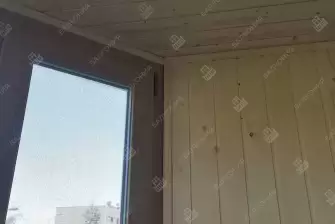 Отделка стен и потолка на балконе