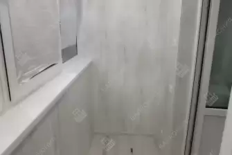 Отделка пола и потолка на балконе в кирпичном доме индивидуальной планировки