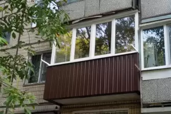 Пример работы: остекление и отделка балкона Сапожок гипсокартоном под покраску и ламинатом