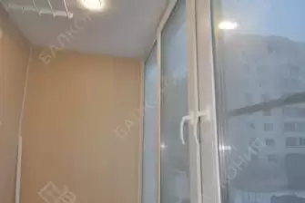 Остекление и отделка балкона ПВХ панелями и ламинатом