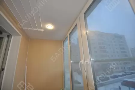 Остекление и отделка балкона ПВХ панелями и ламинатом