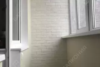 Отделка балкона декоративным камнем, ламинат и натяжной потолок