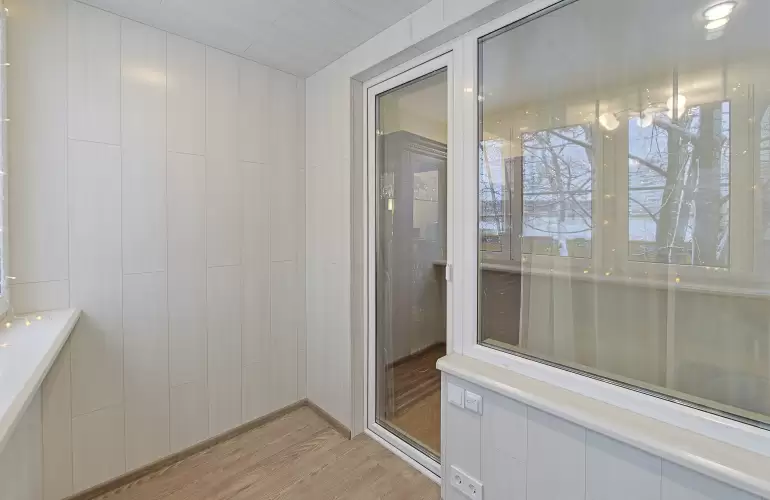 Тёплый балкон с отделкой ламинатом