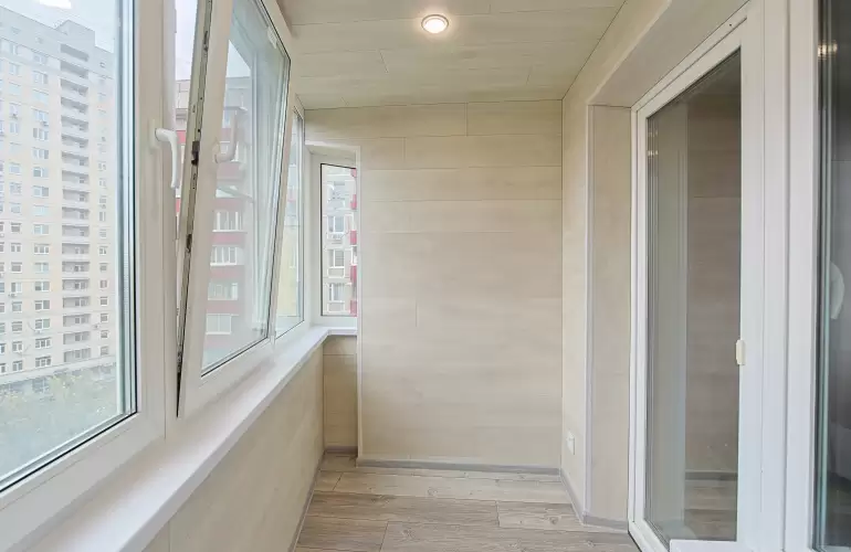 Отделка балкона ламинатом с боковым окном