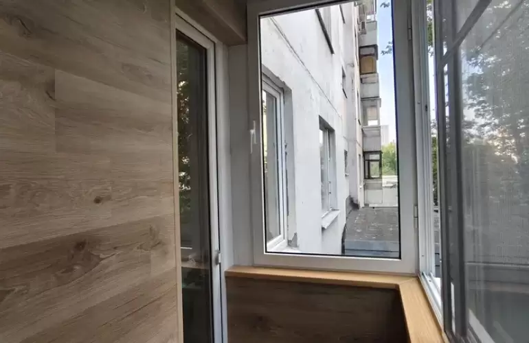 Кварцвинил на Г-образном балконе: стиль, прочность и защита на века!