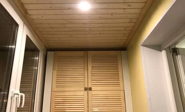 Отделка балконов деревом