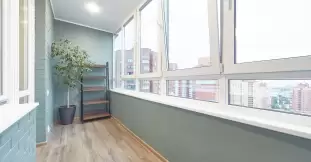 Дизайнерская отделка балкона с раздвижными окнами