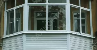 Эркерное остекление балкона пластиковыми окнами