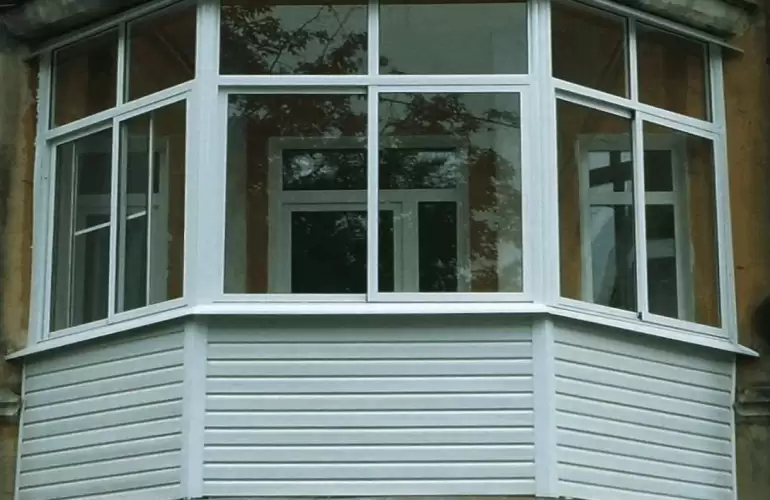 Эркерное остекление балкона пластиковыми окнами