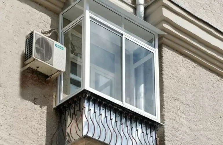 Остекление балкона под крышу 
